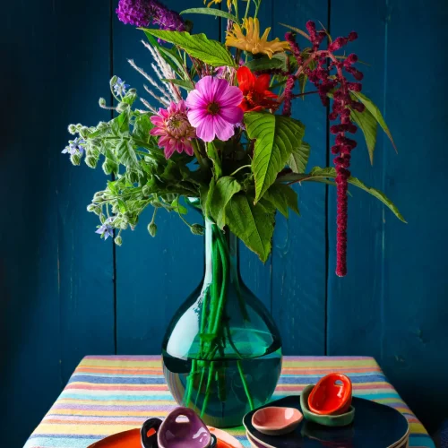 Boeket met servies en tafelkleed-